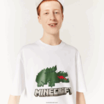 חולצת טריקו מכותנה אורגנית בהדפס lacoste x minecraft DZ4D0D880 לבן 001 נשים - Image 2