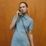 שמלת אקארד עם פסים של lacoste x goop DZ4D0D2672 כחול כהה לבן cjr נשים - Image 2