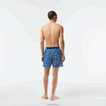 Lacoste בגד ים בהדפס דו גוונים DZ4D0D524 לבן כחול כל גברים - Image 3