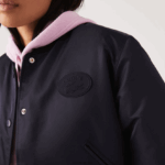 Lacoste ז'קט בומבר ניילון קווילט DZ4D0D2623 כחול כהה hde נשים - Image 5