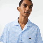 Lacoste חולצה בהדפס מונוגרמה עם שרוולים קצרים DZ4D0D508 כחול לבן fv2 גברים - Image 2