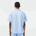 Lacoste חולצה בהדפס מונוגרמה עם שרוולים קצרים DZ4D0D508 כחול לבן fv2 גברים - Image 3