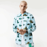 Lacoste חולצה בהדפס תנין בכושר רגיל DZ4D0D1574 כחול לבן אייפ גברים