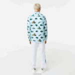 Lacoste חולצה בהדפס תנין בכושר רגיל DZ4D0D1574 כחול לבן אייפ גברים - Image 3