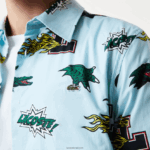 Lacoste חולצה בהדפס תנין בכושר רגיל DZ4D0D1574 כחול לבן אייפ גברים - Image 4