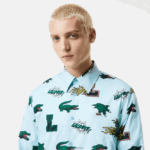 Lacoste חולצה בהדפס תנין בכושר רגיל DZ4D0D1574 כחול לבן אייפ גברים - Image 6