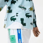 Lacoste חולצה בהדפס תנין בכושר רגיל DZ4D0D1574 כחול לבן אייפ גברים - Image 8