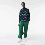 Lacoste חולצה בהדפס תנין בכושר רגיל DZ4D0D1575 כחול כהה לבן qrn גברים - Image 2