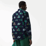 Lacoste חולצה בהדפס תנין בכושר רגיל DZ4D0D1575 כחול כהה לבן qrn גברים - Image 3