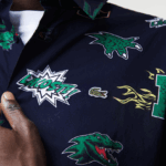 Lacoste חולצה בהדפס תנין בכושר רגיל DZ4D0D1575 כחול כהה לבן qrn גברים - Image 4
