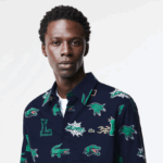 Lacoste חולצה בהדפס תנין בכושר רגיל DZ4D0D1575 כחול כהה לבן qrn גברים - Image 7