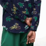 Lacoste חולצה בהדפס תנין בכושר רגיל DZ4D0D1575 כחול כהה לבן qrn גברים - Image 8