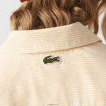 Lacoste חולצת אוברסייז מכותנה אוקספורד DZ4D0D2651 צהוב לבן hhf נשים - Image 4
