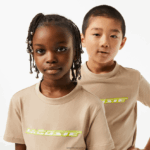 Lacoste חולצת טי מבד כותנה עם סימון ניגודיות DZ4D0D3013 בז' צהוב 8zb ילדים - Image 2