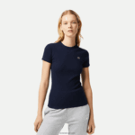 Lacoste חולצת טי מכותנה אורגנית בגזרה דקיקה DZ4D0D2385 כחול כהה 166 נשים