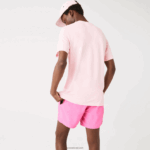 Lacoste חולצת טי מתיחה כותנה אורגנית עם צווארון עגול בהדפס תנין DZ4D0D638 ורוד hcq גברים - Image 2