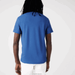 Lacoste חולצת טי מתיחה כותנה אורגנית עם צווארון עגול בהדפס תנין DZ4D0D639 כחול chin hg3 גברים - Image 2