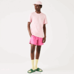 Lacoste חולצת טי מתיחה כותנה אורגנית עם צווארון עגול בהדפס תנין DZ4D0D638 ורוד hcq גברים - Image 6