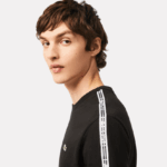 Lacoste חולצת טי עם פס לוגו בכושר רגיל DZ4D0D45 שחור 031 גברים - Image 2