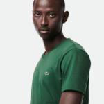 Lacoste חולצת טי של פימה כותנה עם צווארון V DZ4D0D679 ירוק 132 גברים - Image 2