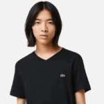 Lacoste חולצת טי של פימה כותנה עם צווארון V DZ4D0D41 שחור 031 גברים - Image 2