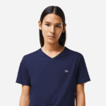 Lacoste חולצת טי של פימה כותנה עם צווארון V DZ4D0D42 כחול כהה 166 גברים - Image 2