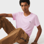 Lacoste חולצת טי של פימה כותנה עם צווארון V DZ4D0D615 ורוד z4h גברים