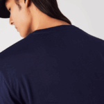 Lacoste חולצת טי של פימה כותנה עם צווארון V DZ4D0D42 כחול כהה 166 גברים - Image 4