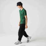 Lacoste חולצת טי של פימה כותנה עם צווארון V DZ4D0D679 ירוק 132 גברים - Image 5