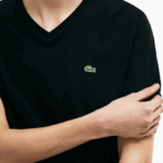 Lacoste חולצת טי של פימה כותנה עם צווארון V DZ4D0D41 שחור 031 גברים - Image 6