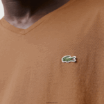 Lacoste חולצת טי של פימה כותנה עם צווארון V DZ4D0D613 חום z0w גברים - Image 6