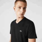 Lacoste חולצת טי של פימה כותנה עם צווארון V DZ4D0D41 שחור 031 גברים - Image 7