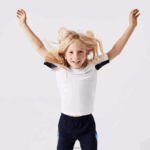 Lacoste חולצת טניס ספורט בלוק צבעוני DZ4D0D3154 לבן נייבי כחול לבן y2u ילדים - Image 2