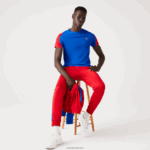 Lacoste חולצת טניס ספורטיבית בהדפס תנין DZ4D0D587 כחול אדום לבן yh7 גברים - Image 2