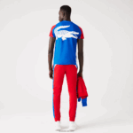 Lacoste חולצת טניס ספורטיבית בהדפס תנין DZ4D0D587 כחול אדום לבן yh7 גברים - Image 3