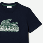Lacoste חולצת טריקו בהדפס כותנה ג'רזי DZ4D0D64 כחול כהה 166 גברים - Image 5