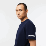 Lacoste חולצת טריקו בהדפס ניגודיות כותנה ג'רזי DZ4D0D495 כחול כהה לבן 525 גברים - Image 2