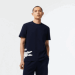 Lacoste חולצת טריקו בהדפס ניגודיות כותנה ג'רזי DZ4D0D495 כחול כהה לבן 525 גברים