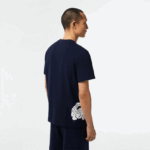 Lacoste חולצת טריקו בהדפס ניגודיות כותנה ג'רזי DZ4D0D495 כחול כהה לבן 525 גברים - Image 3