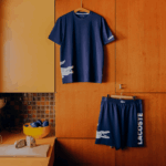Lacoste חולצת טריקו בהדפס ניגודיות כותנה ג'רזי DZ4D0D495 כחול כהה לבן 525 גברים - Image 5