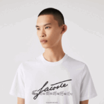 Lacoste חולצת טריקו כותנה עם צווארון עגול בהדפס חתימה ותנין DZ4D0D761 לבן 001 גברים - Image 2