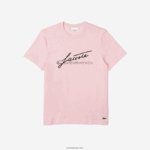 Lacoste חולצת טריקו כותנה עם צווארון עגול בהדפס חתימה ותנין DZ4D0D763 ורוד hcq גברים