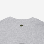 Lacoste חולצת טריקו מג'רזי מכותנה בהדפס ניגודי DZ4D0D3041 chine אפור cca ילדים - Image 3
