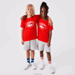 Lacoste חולצת טריקו מג'רזי מכותנה ממותגת בניגוד DZ4D0D3030 אדום f8m ילדים - Image 2