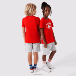 Lacoste חולצת טריקו מג'רזי מכותנה ממותגת בניגוד DZ4D0D3030 אדום f8m ילדים - Image 3