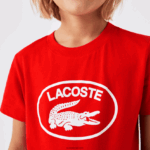 Lacoste חולצת טריקו מג'רזי מכותנה ממותגת בניגוד DZ4D0D3030 אדום f8m ילדים - Image 4
