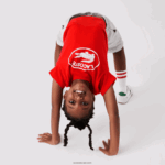 Lacoste חולצת טריקו מג'רזי מכותנה ממותגת בניגוד DZ4D0D3030 אדום f8m ילדים - Image 7