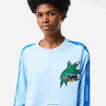 Lacoste חולצת טריקו מודפסת בגזרה רופפת DZ4D0D2571 כחול hbp נשים - Image 5