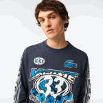 Lacoste חולצת טריקו מודפסת עם שרוול ארוך בגזרה רופפת DZ4D0D148 כחול שי גברים - Image 2