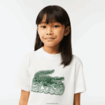 Lacoste חולצת טריקו מכותנה אורגנית בהדפס ניגודיות DZ4D0D3006 לבן 70V ילדים - Image 2